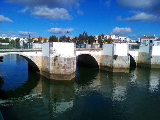 Ponte antiga sobre o Rio Gilão