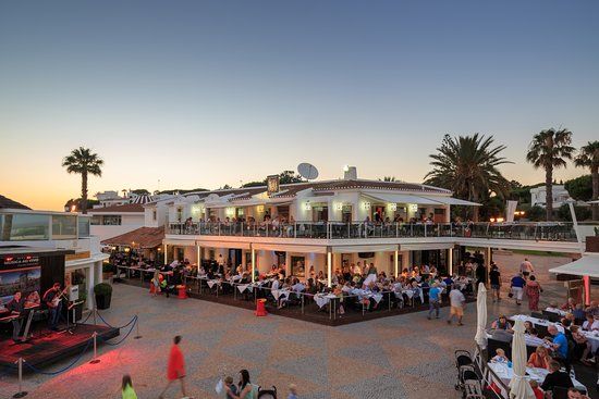 Montys Restaurant Bar
